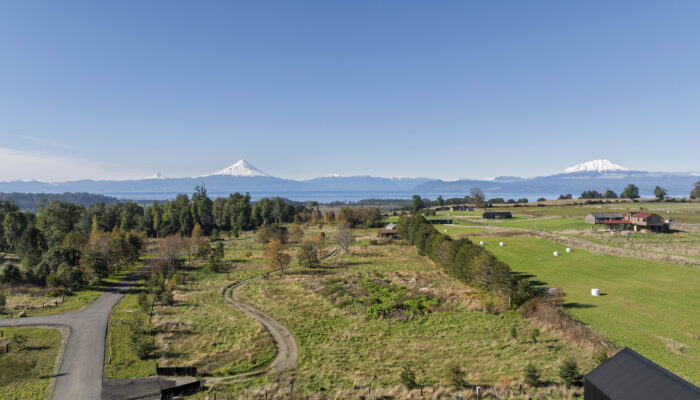 Entorno natural con lago Llanquihue al fondo desde parcelas en Frutillar