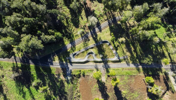Zona de pump-track asfaltada con circuitos establecidos en Nativo Punta Larga