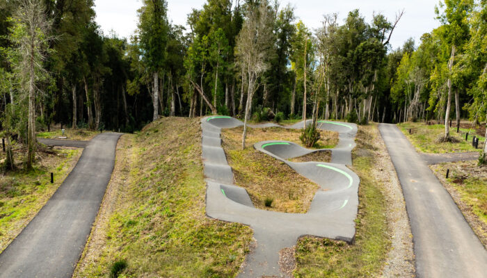 Pump track asfaltado dentro de Nativo Punta Larga, parcelas premium en Frutillar